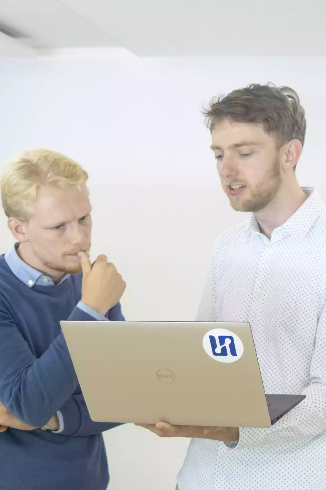 Jeroen en Max bespreken data rondom een laptop
